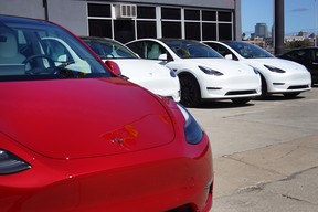 Tesla-Autos stehen am 28. März 2022 auf einem Händlerparkplatz in Chicago, Illinois