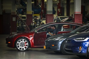 Tesla-Autos stehen in der Servicegarage eines Tesla-Händlers im Stadtteil Red Hook in Brooklyn, 7. August 2018 in New York City