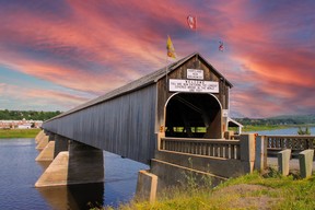 Die längste überdachte Holzbrücke der Welt in Hartland, New Brunswick, Atlantik Kanada bei Sonnenuntergang