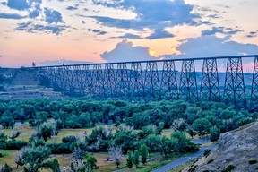 Blick auf das Stahlfachwerk des Lethbridge High Level Rail Viaduct in Alberta