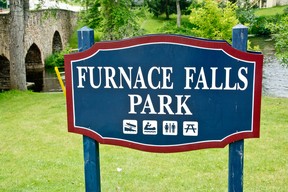 Der Furnace Falls Park ist ein städtisches Erholungsgebiet direkt über der Lyndhurst Bridge in Ontario