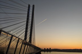 Blick auf die Schrägseilkonstruktion der neuen Samuel-de-Champlain-Brücke zwischen Montreal und Brossard, Quebec