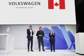 Oliver Blume, Vorstandsvorsitzender Volkswagen Konzern (links);  Thomas Schmall, Konzernvorstand Technik (Mitte);  und der ehrenwerte François-Philippe Champagne, Kanadas Minister für Innovation, Wissenschaft und Industrie
