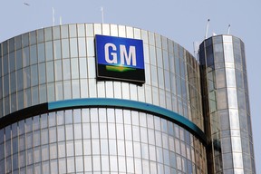 Das Logo von General Motors auf dem Hauptgebäude der Welt wird am 17. September 2015 in Detroit, Michigan, gezeigt