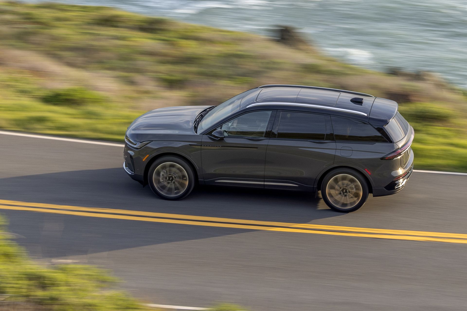 2024 Lincoln Nautilus Surprises With New Hybrid Powertrain Driving   2024 Lincoln Black Label Nautilus 04 