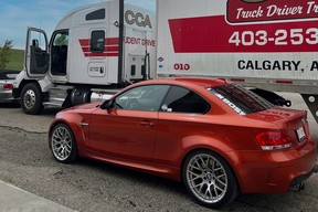 Während der Tyre Rack Street Survival School des BMW Club of Southern Alberta wird den Schülern ein Gefühl dafür vermittelt, was ein Sattelschlepper hinter dem Steuer eines Lastwagens sehen kann und was nicht.  Ein Lastwagen und ein Anhänger werden von CCA Truck Driving and Training zur Verfügung gestellt, und die Schüler können sich hinter das Steuer setzen, um die toten Winkel zu erleben.  KREDIT: Thom Carlson