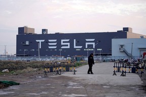 Ein Tesla-Schild ist vor einer Übergabezeremonie in Shanghai, China, am 7. Januar 2020 auf der Shanghai Gigafactory des US-amerikanischen Elektroautoherstellers zu sehen