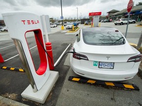 Tesla EV-Stationen auf einem Parkplatz eines Einkaufszentrums an der No. 5 Road und dem Steveston Highway in Richmond.