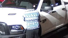 Dennoch: Sicherheitsaufnahmen der Frau, die auf einem Parkplatz in Coquitlam Fahrzeuge zerkratzt