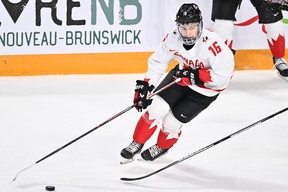 Connor Bedard vom Team Canada schlägt den Puck im ersten Drittel gegen das Team Tschechien in der Goldmedaillenrunde der IIHF-Juniorenweltmeisterschaft 2023 im Scotiabank Centre am 5. Januar 2023 in Halifax, Nova Scotia, Kanada