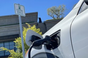 Ein Elektroauto wird am 27. Juni 2022 in Corte Madera, Kalifornien, über ein Chargepoint-Ladegerät auf einem Parkplatz eines Einkaufszentrums aufgeladen