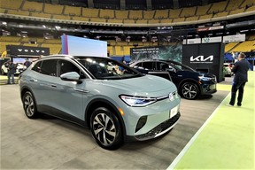 La Volkswagen I.D.4 au Salon du véhicule électrique de Montréal, en avril dernier au Stade Olympique.