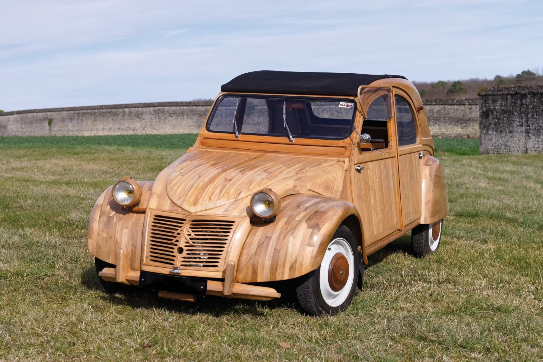 Le bois de Citroën 2CV fabriqué par des menuisiers français vendu pour un montant record