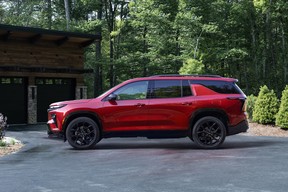 2024 Chevrolet Traverse RS in strahlend rotem Farbton