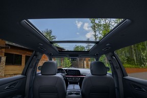 2024 Chevrolet Traverse RS mit einem tiefschwarzen Innenraum mit roten Akzenten