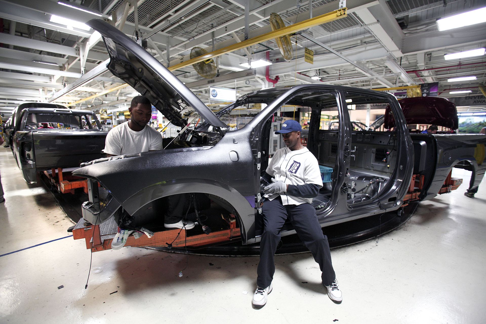 UAW Ratifies Contracts With All Three Detroit Automakers | Canoe.Com