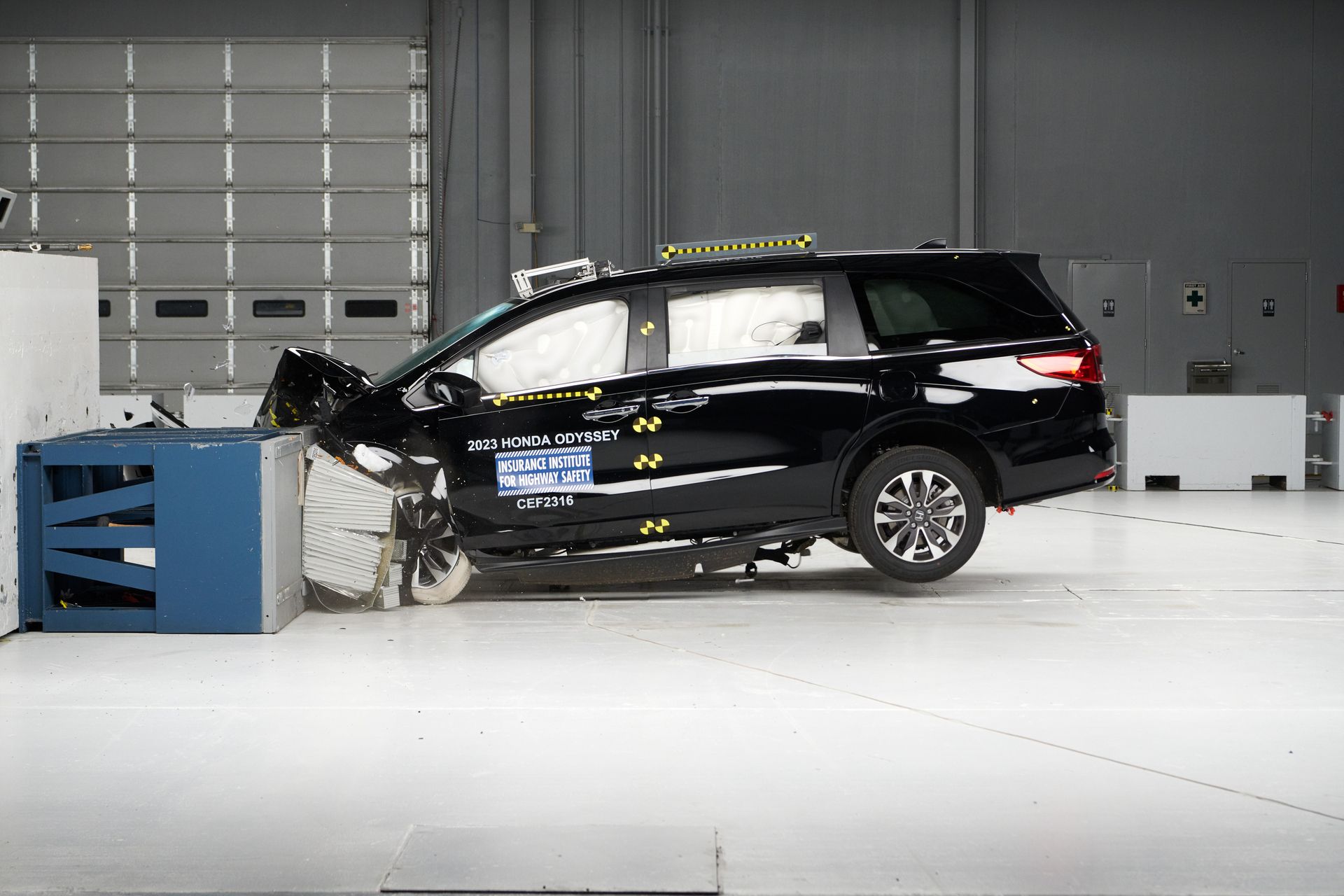 Insufficient Rear Passenger Protection: IIHS Reveals Minivans’ Shortcomings