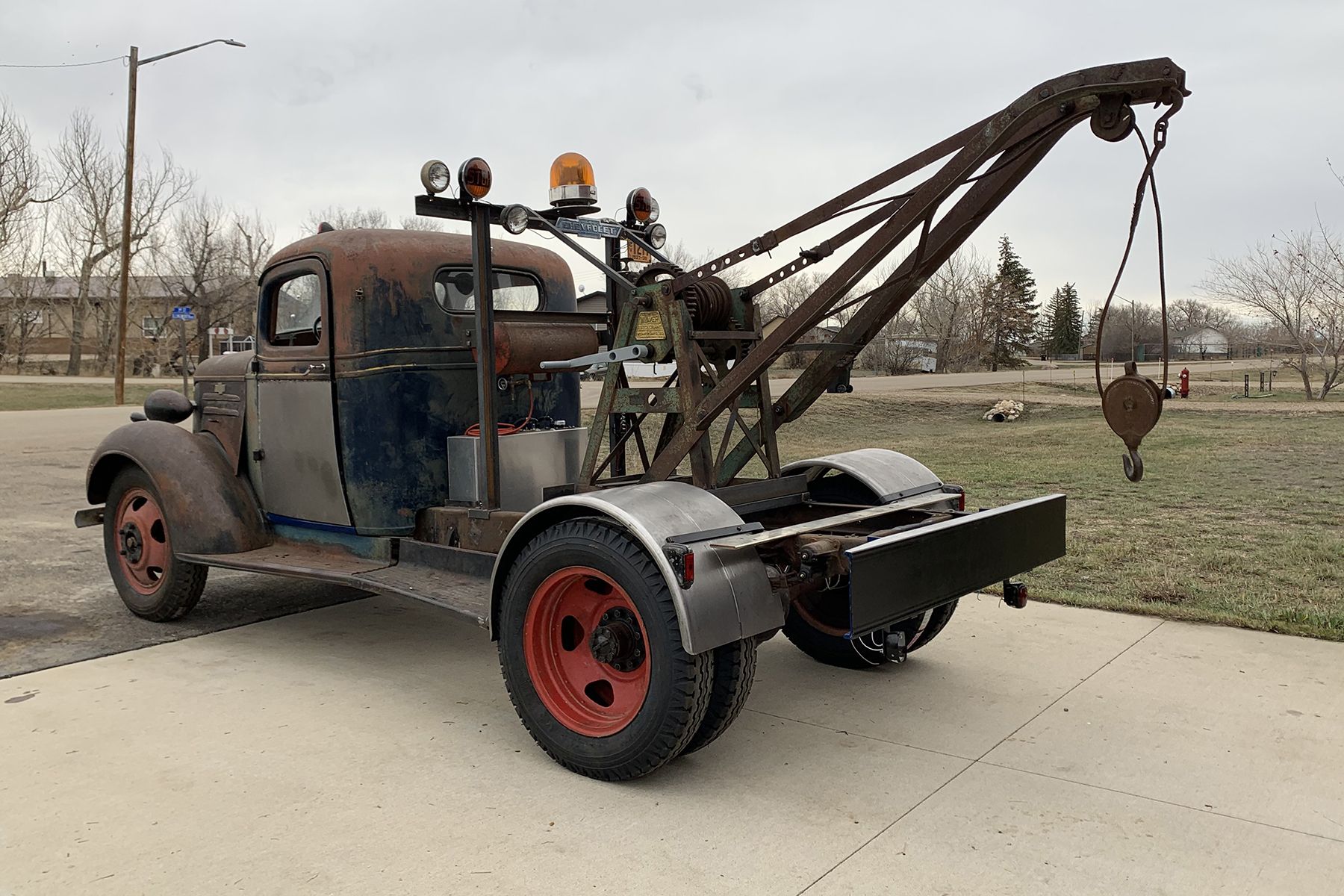All-Canadian tow truck combo is a magnificent, period-correct restoration