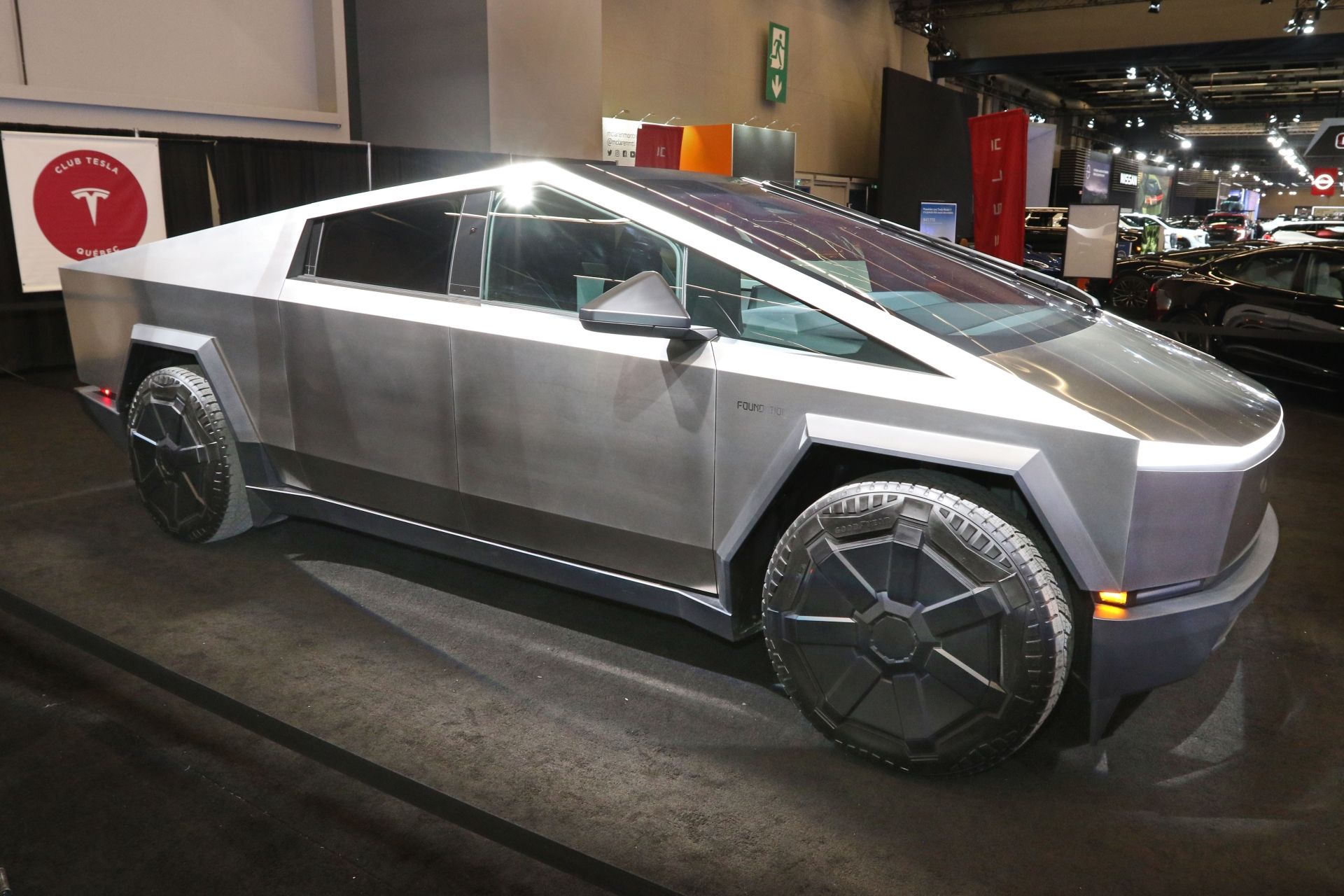 Voici Ce Que Vous Verrez Au Salon De L Auto De Montr Al 2024 Ou Pas   Tesla Cybertruck Salon Auto Montréal 2024 Luc Gagné 2 