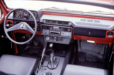 Mercedes-Benz “G” model from model series 460, interior. Photograph from 1979. Pushbutton switches as well as the heating and ventilation controls were positioned in the centre of the instrument panel within easy reach of the driver.