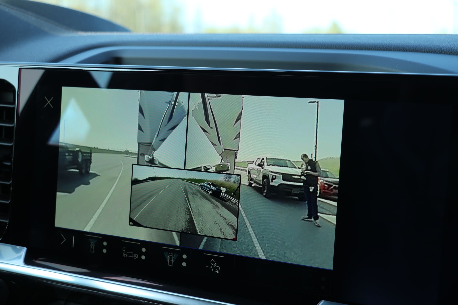 The centre screen can display one view or several at once