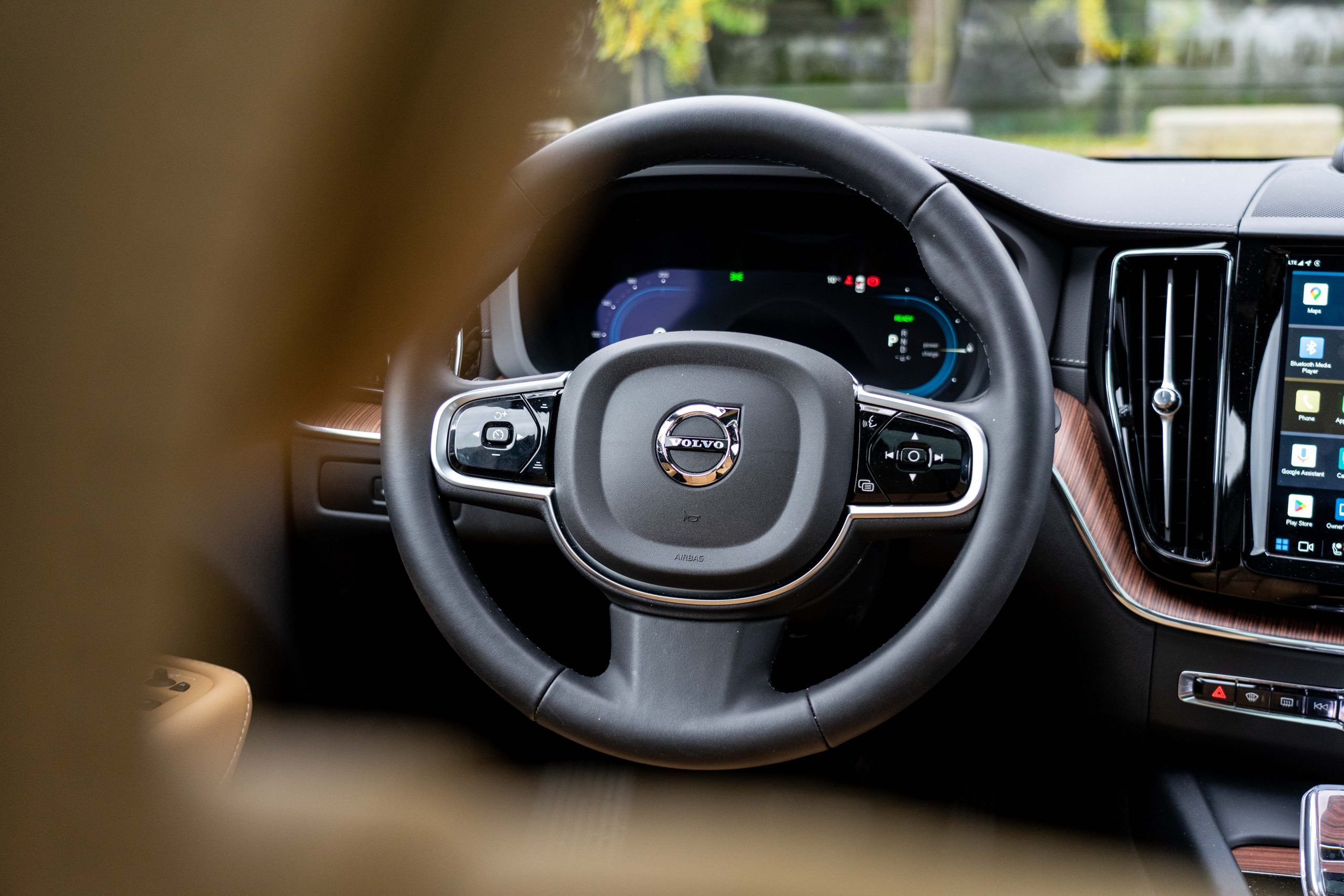 2025 Volvo XC60 PHEV steering wheel