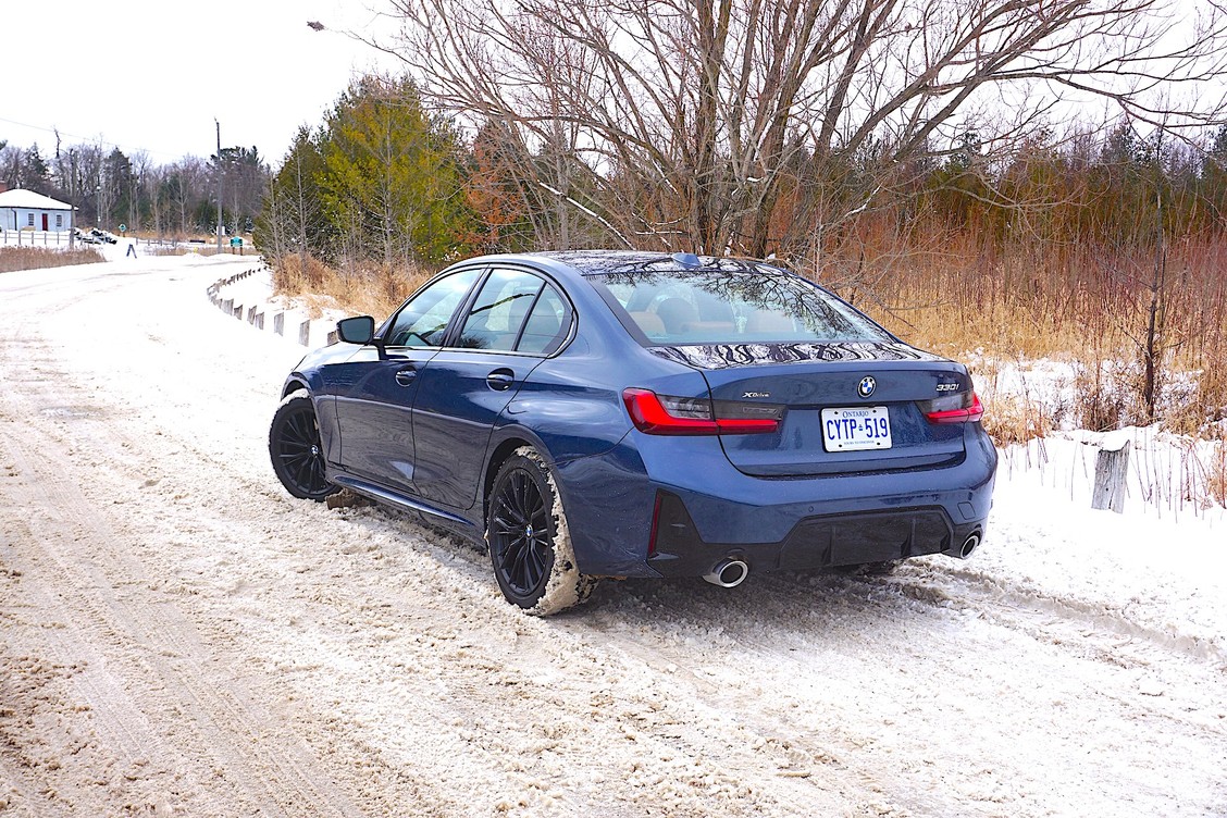 BMW 330i xDrive Review – क्या यह स्पोर्ट सेडान आपके ड्राइविंग अनुभव को नया मुकाम देगा? 2 Modern sleek design with sharp details