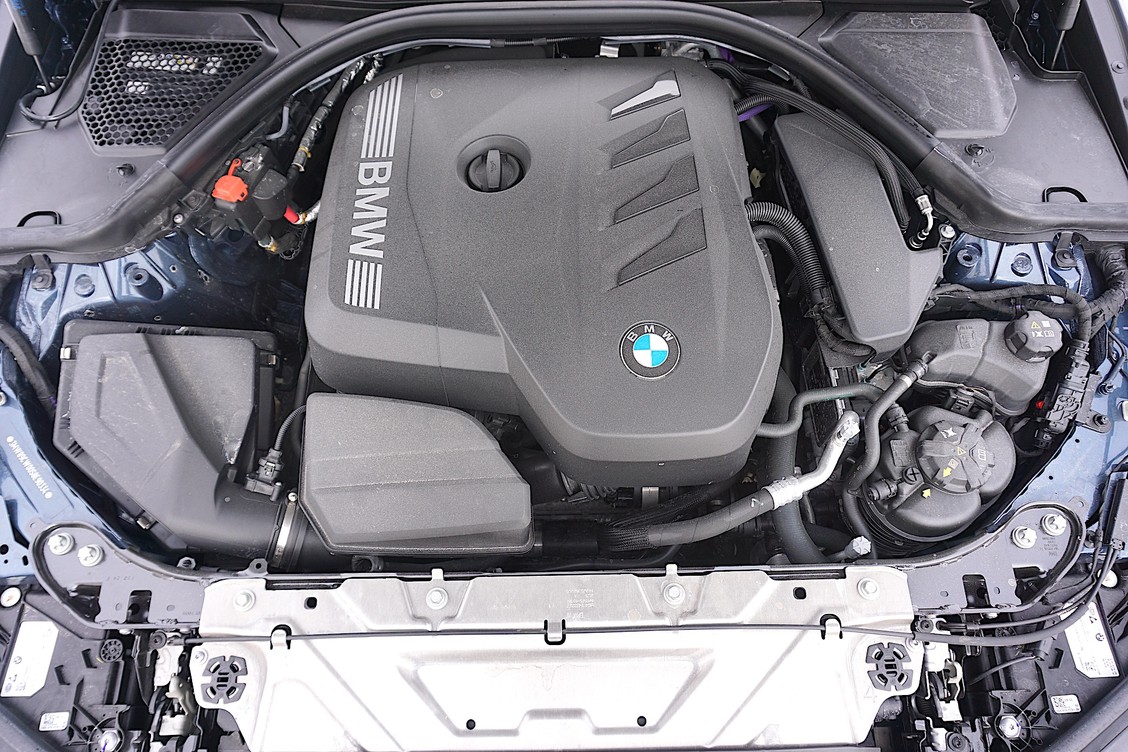 BMW 330i xDrive Review – क्या यह स्पोर्ट सेडान आपके ड्राइविंग अनुभव को नया मुकाम देगा? 3 Turbocharged engine with mild-hybrid technology.