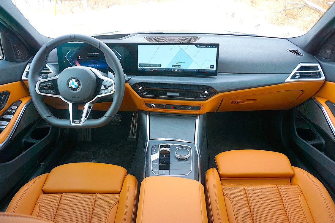 BMW 330i xDrive Review – क्या यह स्पोर्ट सेडान आपके ड्राइविंग अनुभव को नया मुकाम देगा? 5 Modern interior with premium finishes.