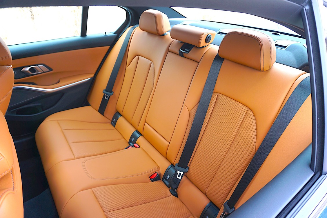 BMW 330i xDrive Review – क्या यह स्पोर्ट सेडान आपके ड्राइविंग अनुभव को नया मुकाम देगा? 4 Modern interior with premium finishes.