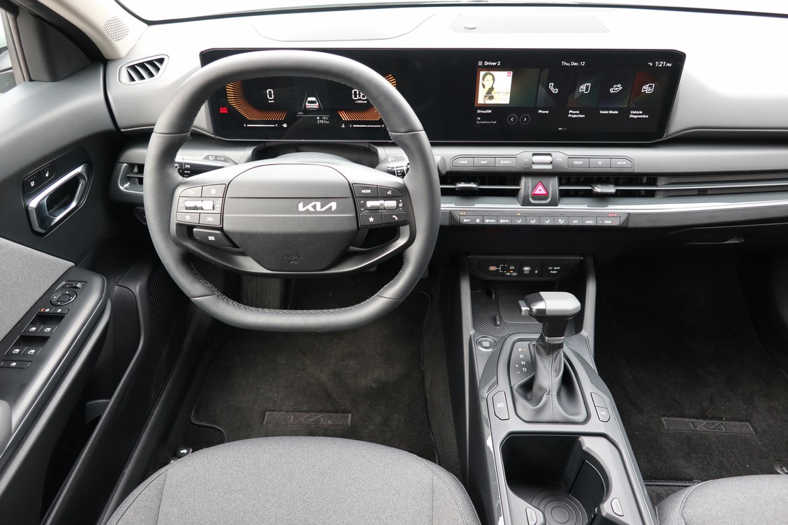 Kia K4 Review: स्मार्ट फीचर्स और शानदार डिज़ाइन, क्या यह आपकी अगली कार होगी? 7 Kia K4 interior design modern touchscreen dashboard and comfortable seats