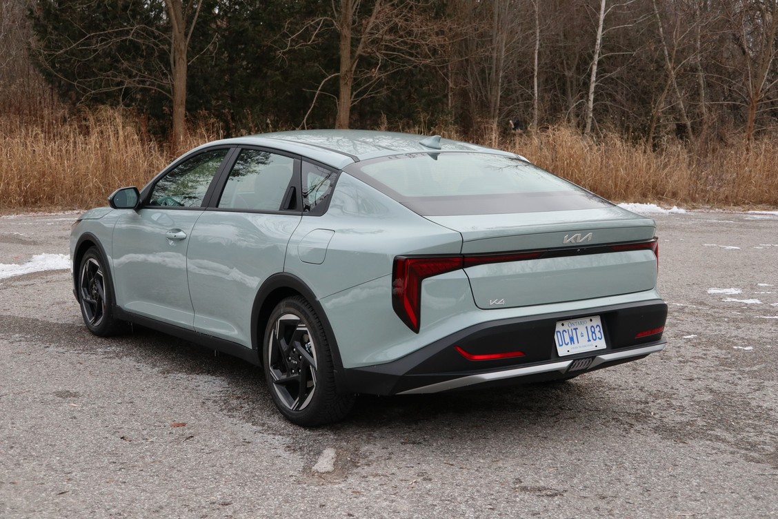 Kia K4 Review: स्मार्ट फीचर्स और शानदार डिज़ाइन, क्या यह आपकी अगली कार होगी? 5 Kia K4 exterior design with bold front grille and sleek LED headlights