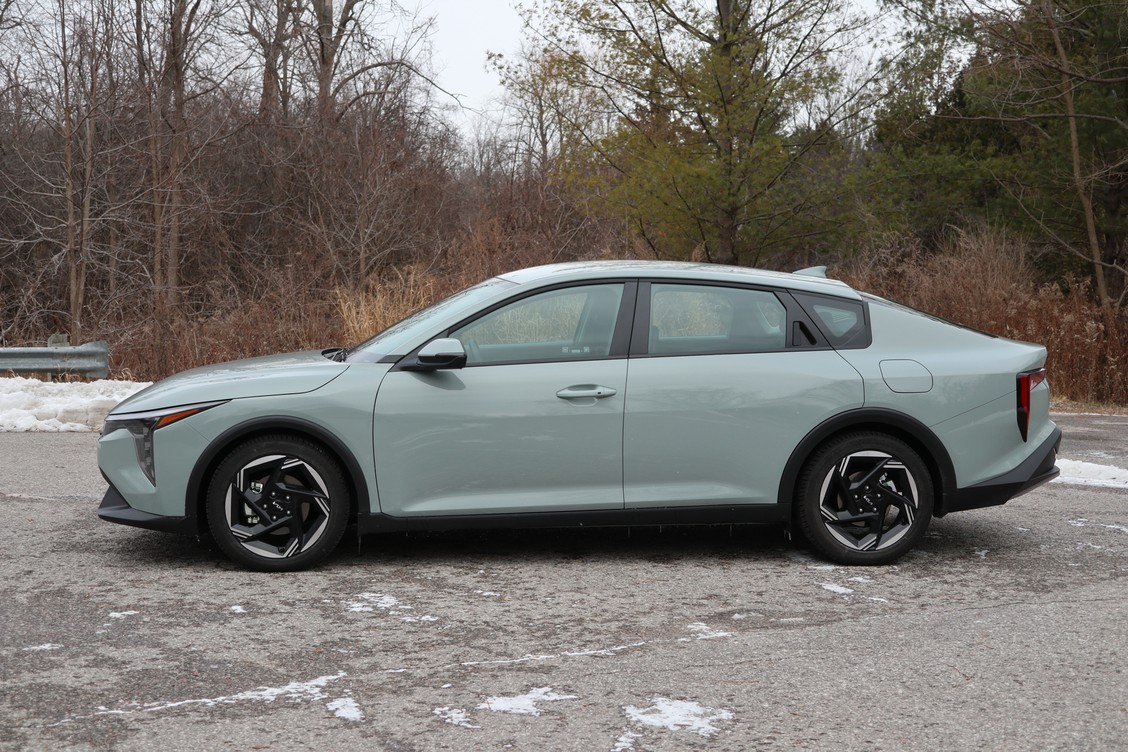 Kia K4 Review: स्मार्ट फीचर्स और शानदार डिज़ाइन, क्या यह आपकी अगली कार होगी? 6 Kia K4 exterior sleek design and modern styling