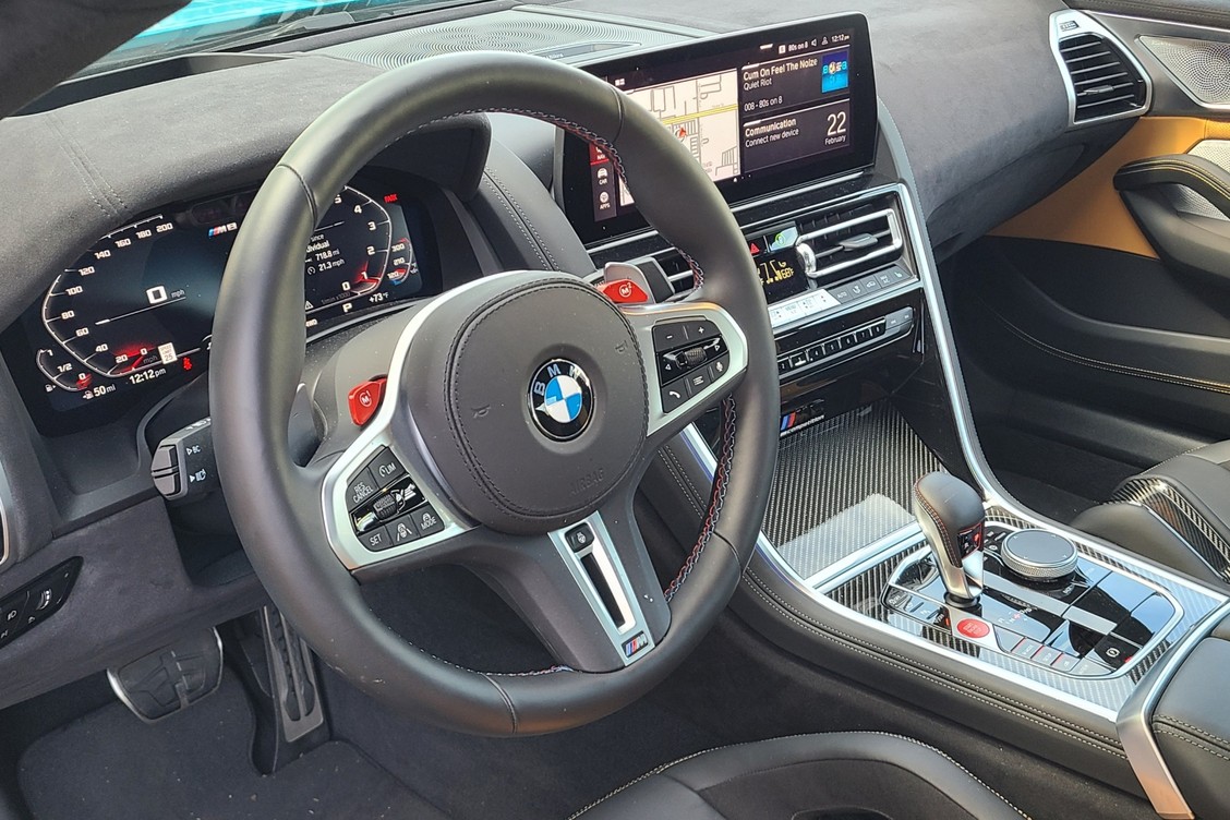 BMW M8 Competition – क्या यह शानदार कार आपके लिए बनी है? 4 BMW M8 Competition luxury cabin design