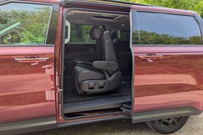 2025 Kia Carnival HEV second row seat