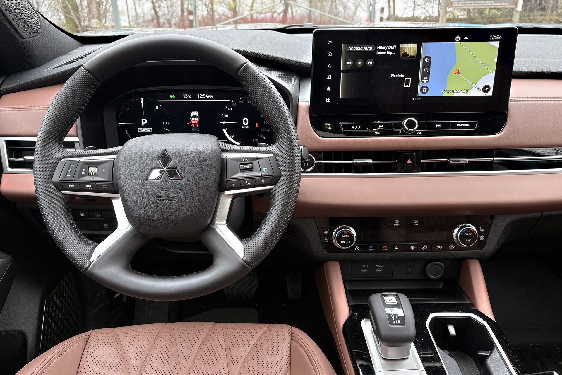 المقصورة الأمامية في ميتسوبيشي أوتلاندر PHEV