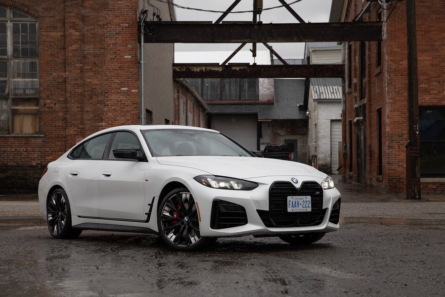 بي ام دبليو M440i غران كوبيه 2026 زاوية أمامية