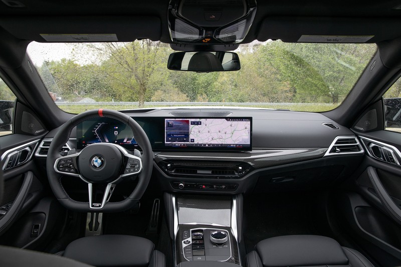 شاشة المعلومات والترفيه مقاس 14.9 بوصة في بي ام دبليو M440i غران كوبيه 2026