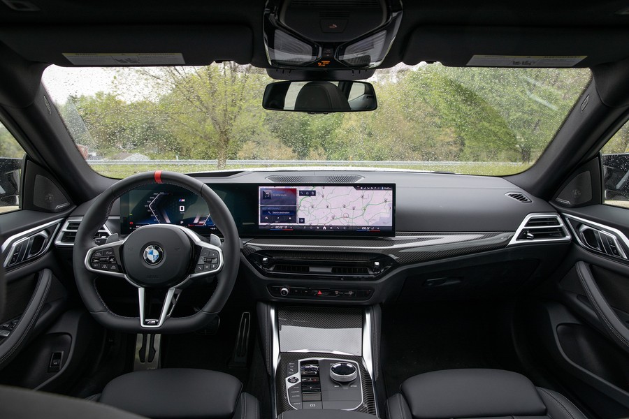 شاشة المعلومات والترفيه الكبيرة في بي ام دبليو M440i غران كوبيه