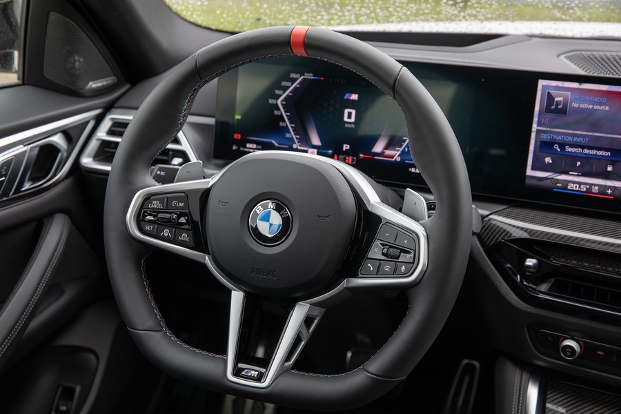 مقود بي ام دبليو M440i السميك مع محدودية التغذية الراجعة من الطريق