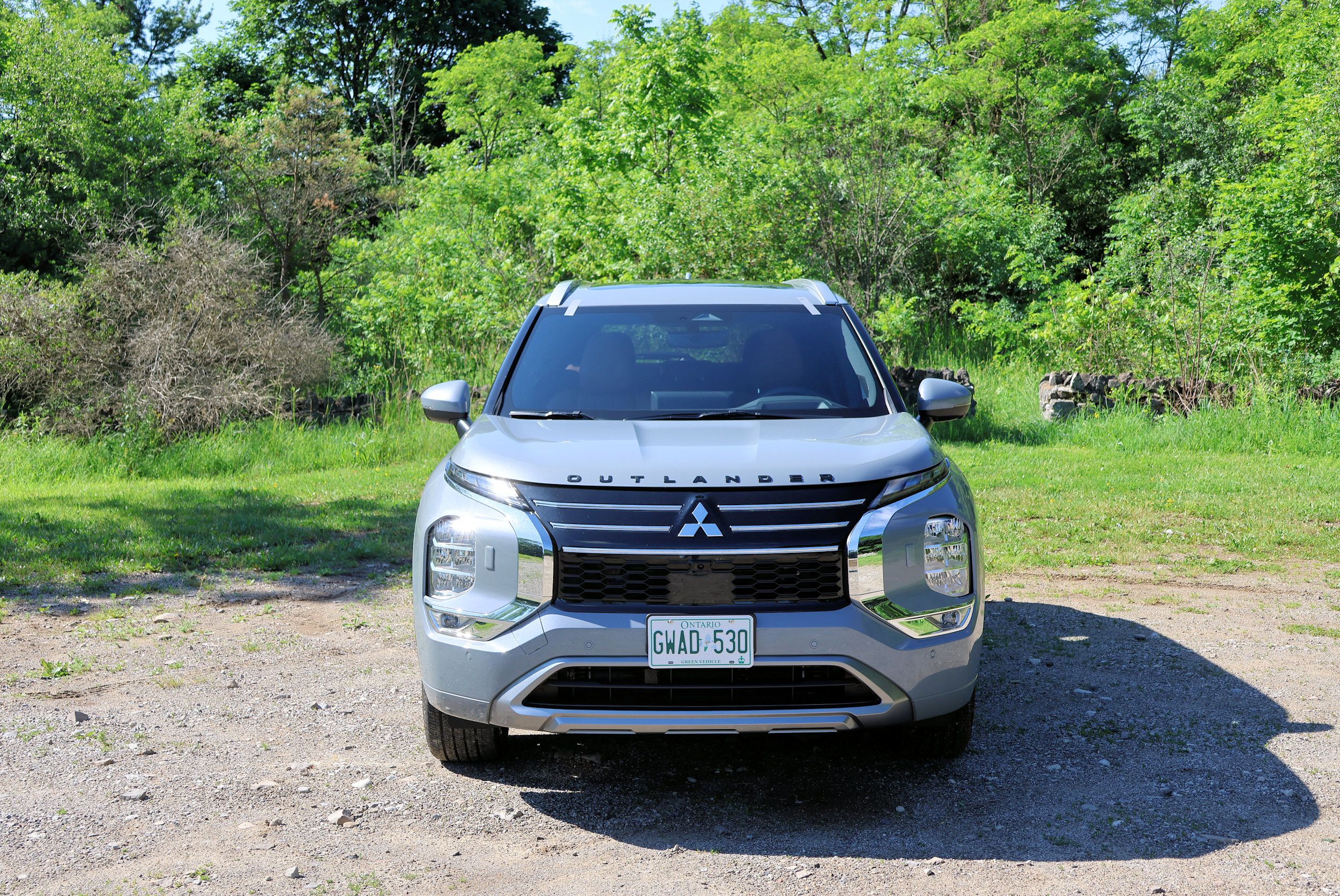 ميتسوبيشي أوتلاندر PHEV من الجانب الأمامي