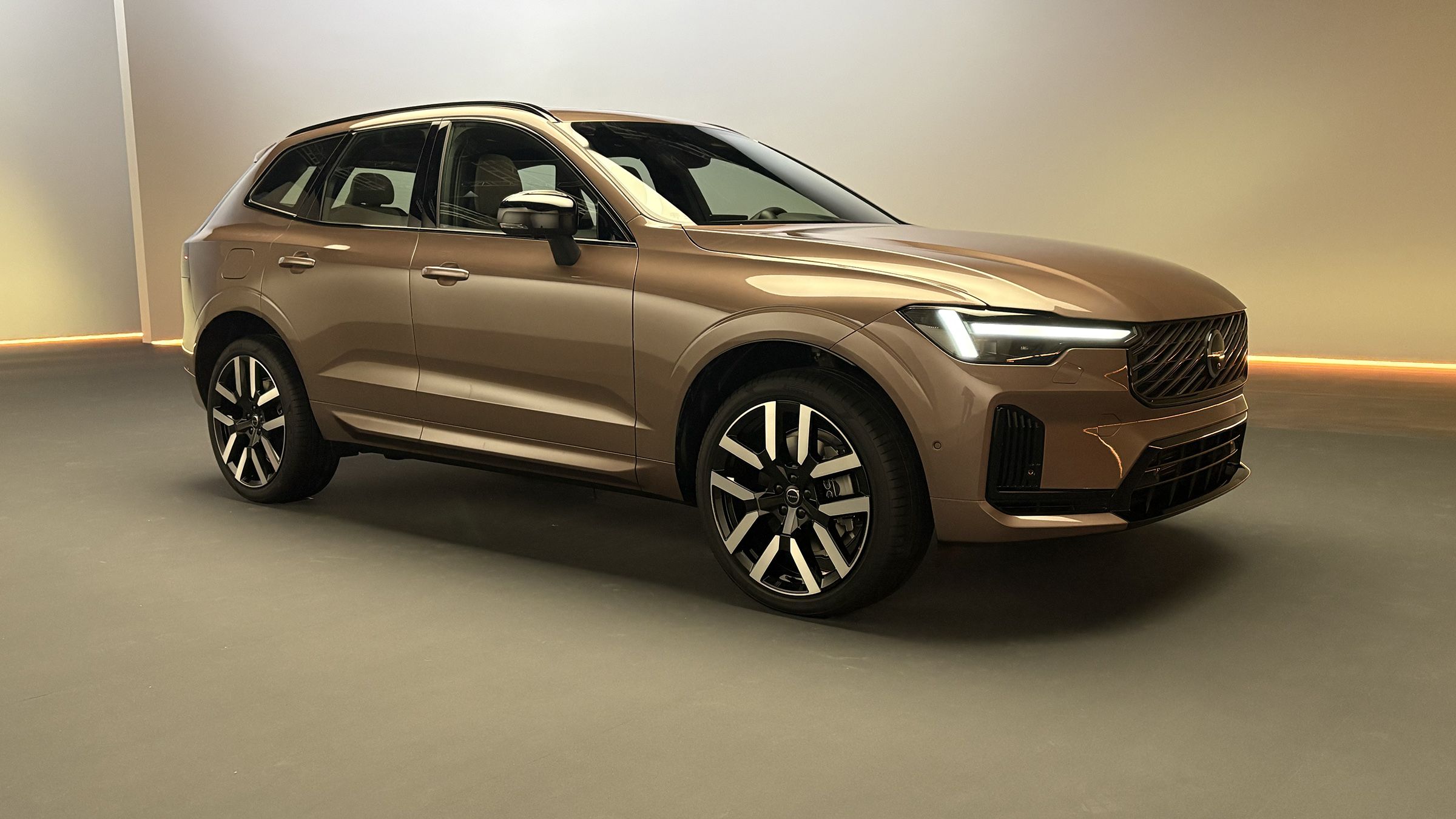 2028 Volvo XC60 PHEV boasts 126-kilometres of all-electric range