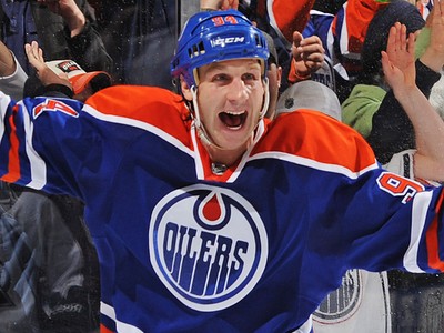 Former Edmonton Oilers player Ryan Smyth is comforted by his wife