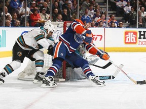 Ryan Smyth demonstrates the wraparound. It didn't quite click and neither did the Oilers.