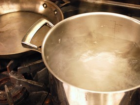 What’s the difference between a simmer and a rolling boil?