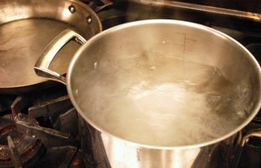 What’s the difference between a simmer and a rolling boil?