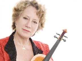 Australian Baroque violinist Elizabeth Wallfisch