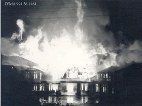 The main building of the Jasper Park Lodge burnd to the ground  in 1952.