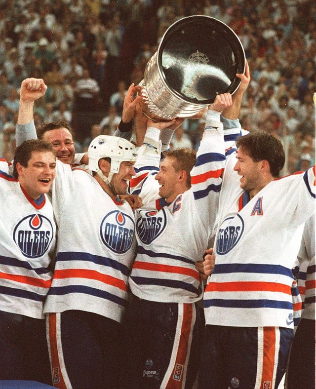 Anniversary project cutline: Edmonton Journal files Wayne Gretzky, flanked by Mark Messier, left, and Kevin Lowe, celebrate the Edmonton Oilers Stanley Cup victory in 1988. Sunday October 11, 2009 Page E4 dd/ Wednesday, July 2, 2008 Page A18 Chasing Stanley Supplement Monday June 5, 2006 Page F1 FACES OF ALBERTA THE SPIRIT OF 100 YEARS ALBERTA CENTENNIAL EDITION sw / Sunday August 28, 2005 Page 82 EDMONTON OILERS, WINNERS OF THE 1988 STANLEY CUP Oilers, from left, Mark Messier, WAYNE GRETZKY and Kevin Lowe celebrate the team's 1988 Stanley Cup victory