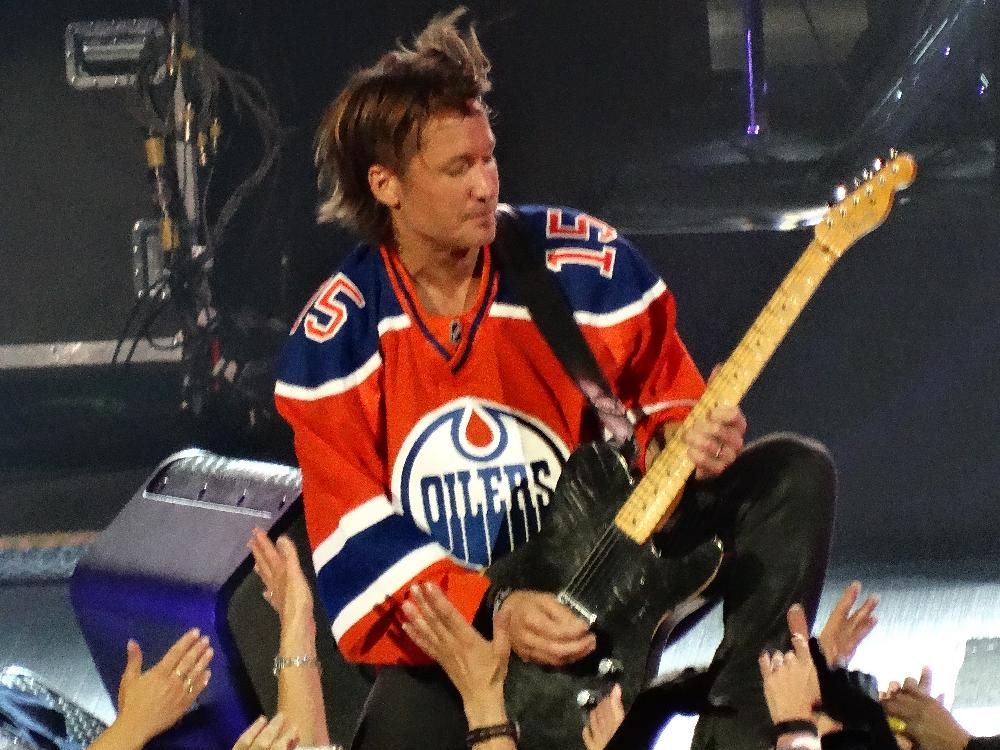 Drake dons Canucks jerseys for first of Vancouver concerts